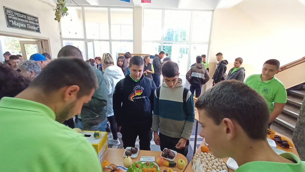 Есенен базар с аромат на тиква и благотворителна кауза - ПГ Марин Попов - Севлиево